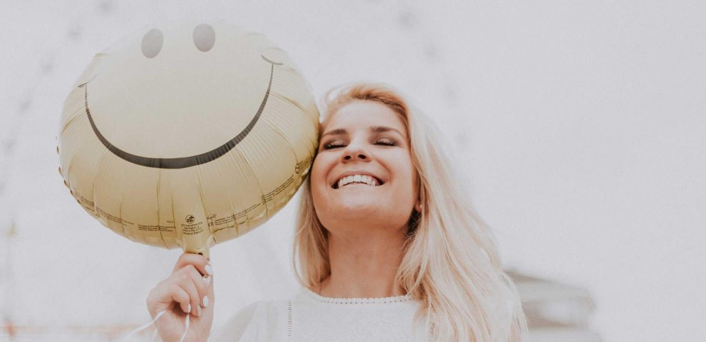 smiling-woman-with-balloon
